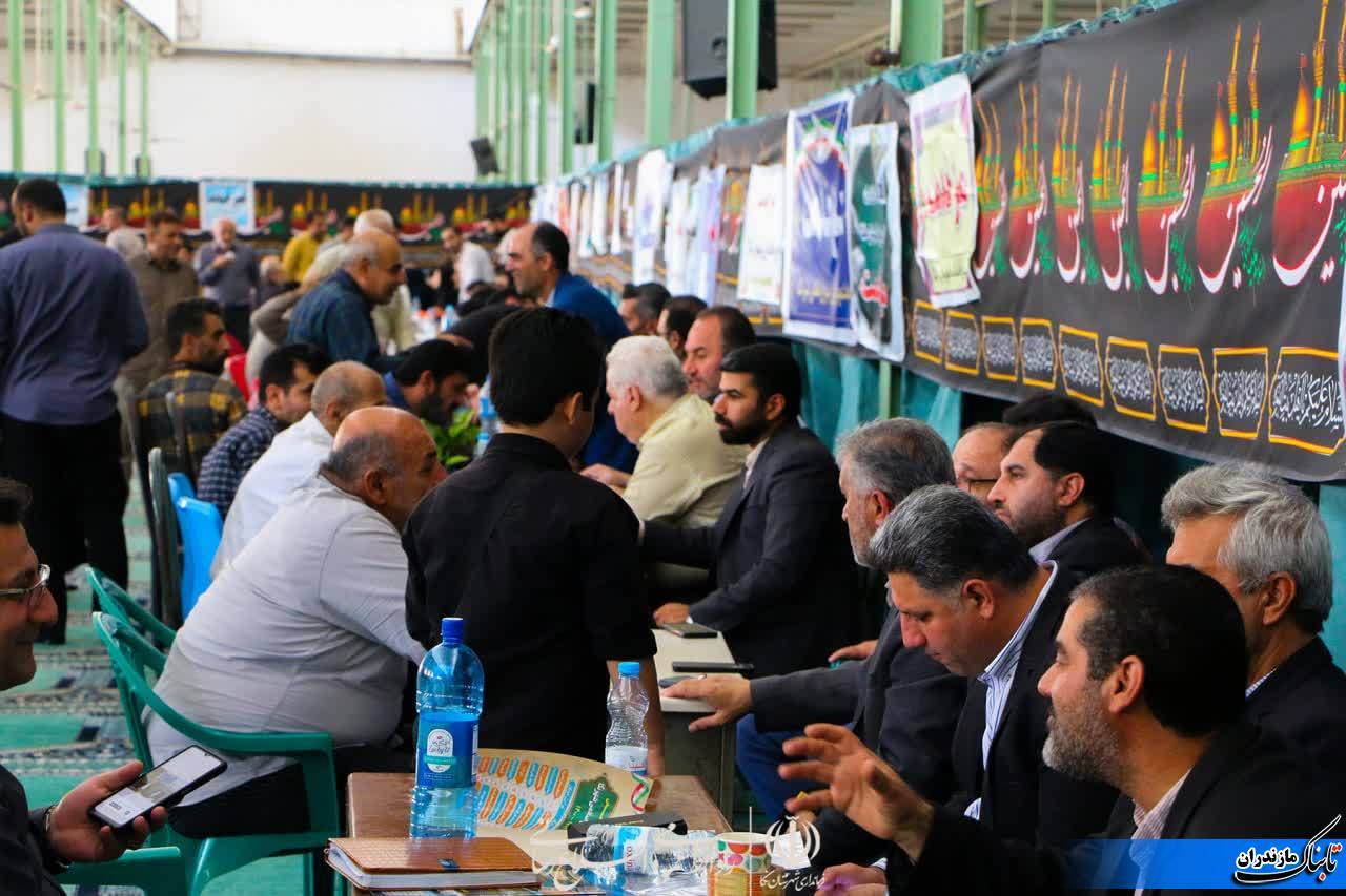 همزمان با دومین روز هفته‌ی دولت، میز خدمت دستگاه‌های دولت در نکا برگزار شد